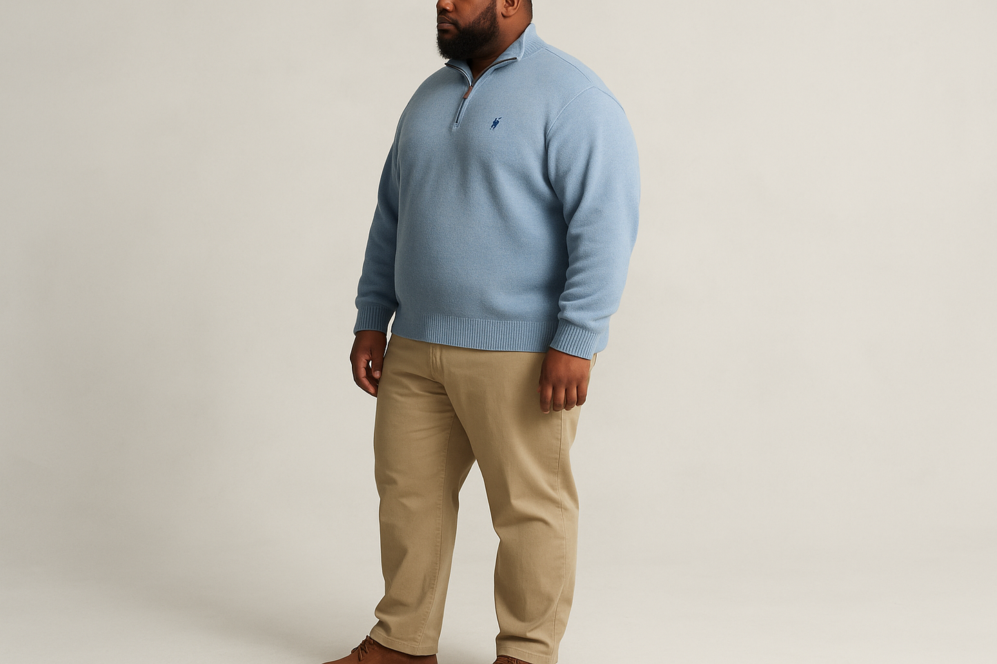 Look casual elegante con pantalón chino beige y zapatos marrones