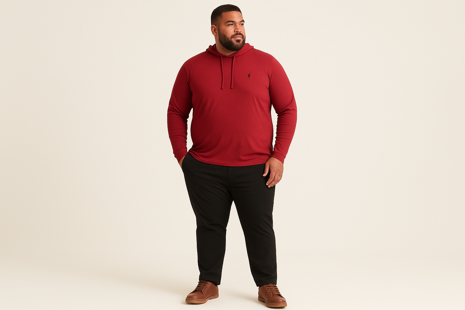 Look casual elegante con pantalón chino negro y logo azul navy