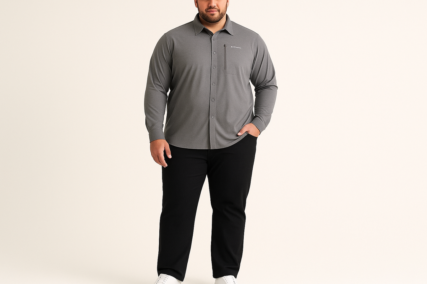 Look casual elegante con pantalón chino negro y sneakers blancos