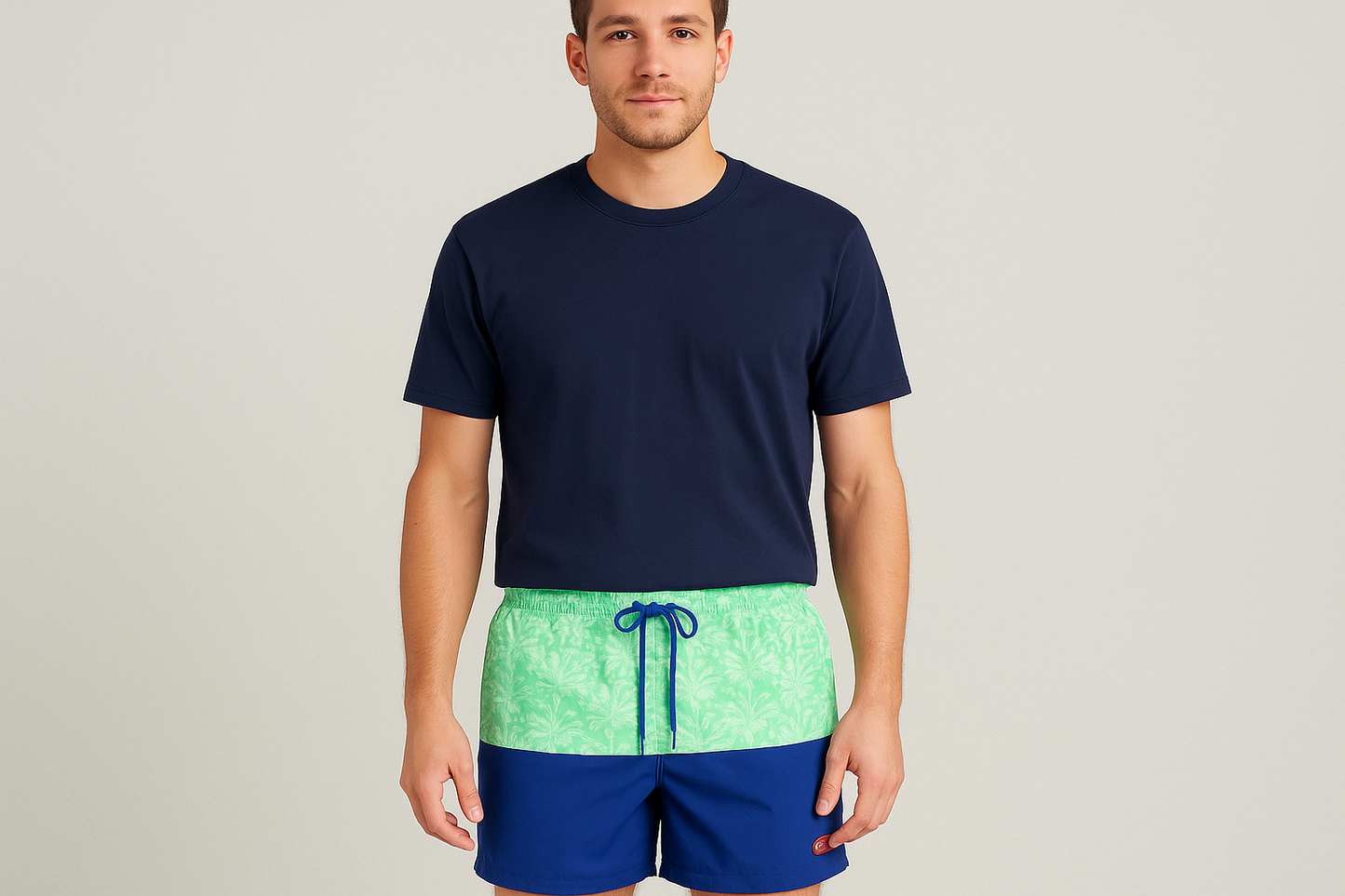 Look con camiseta azul marino cuello redondo