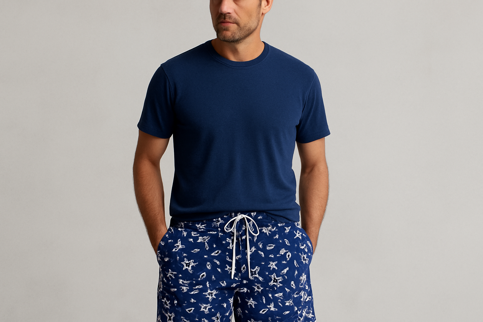 Look con camiseta de baño azul marino secado rápido