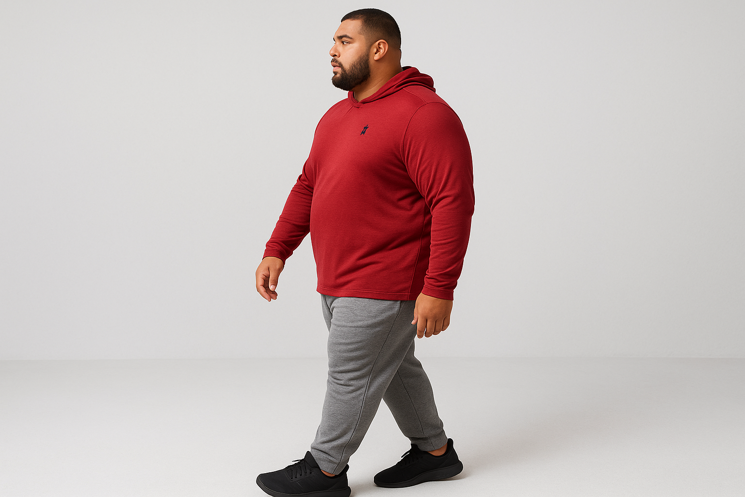 Look deportivo con pantalón gris y logo azul navy