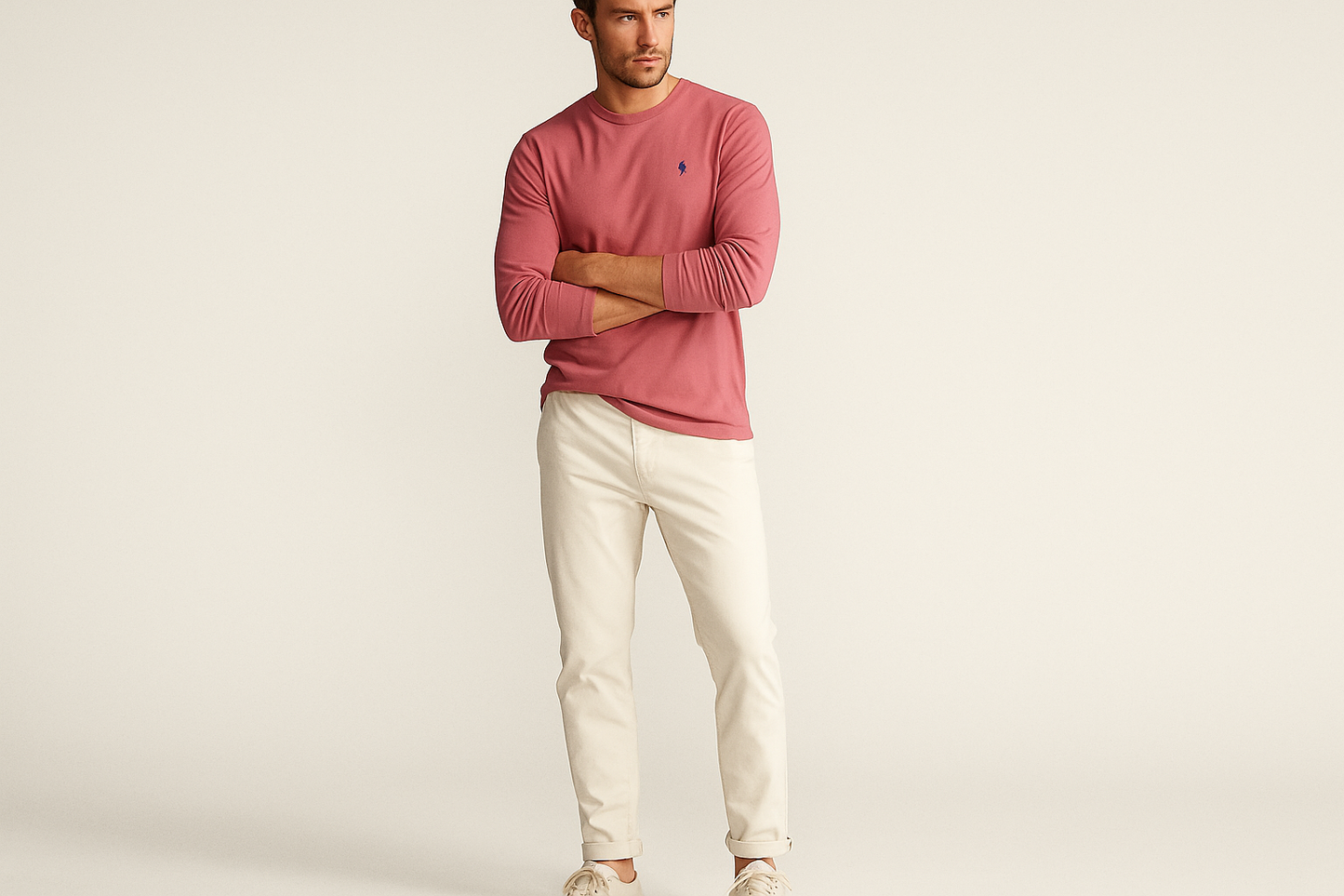 Look elegante con chinos blancos