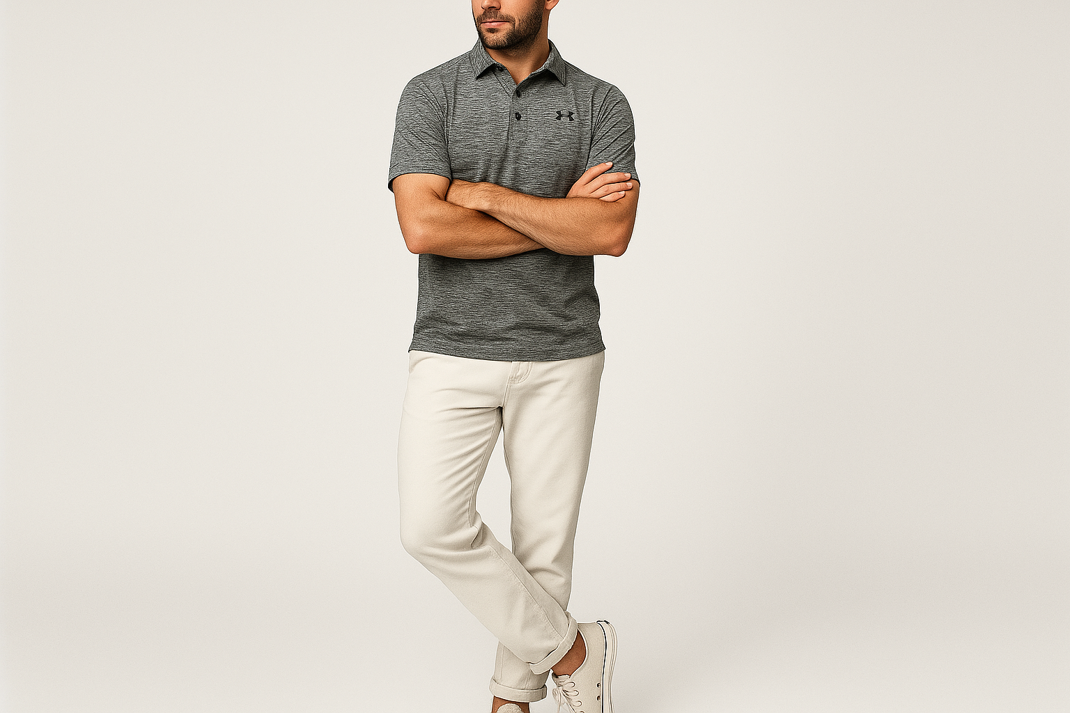 Look elegante con chinos blancos