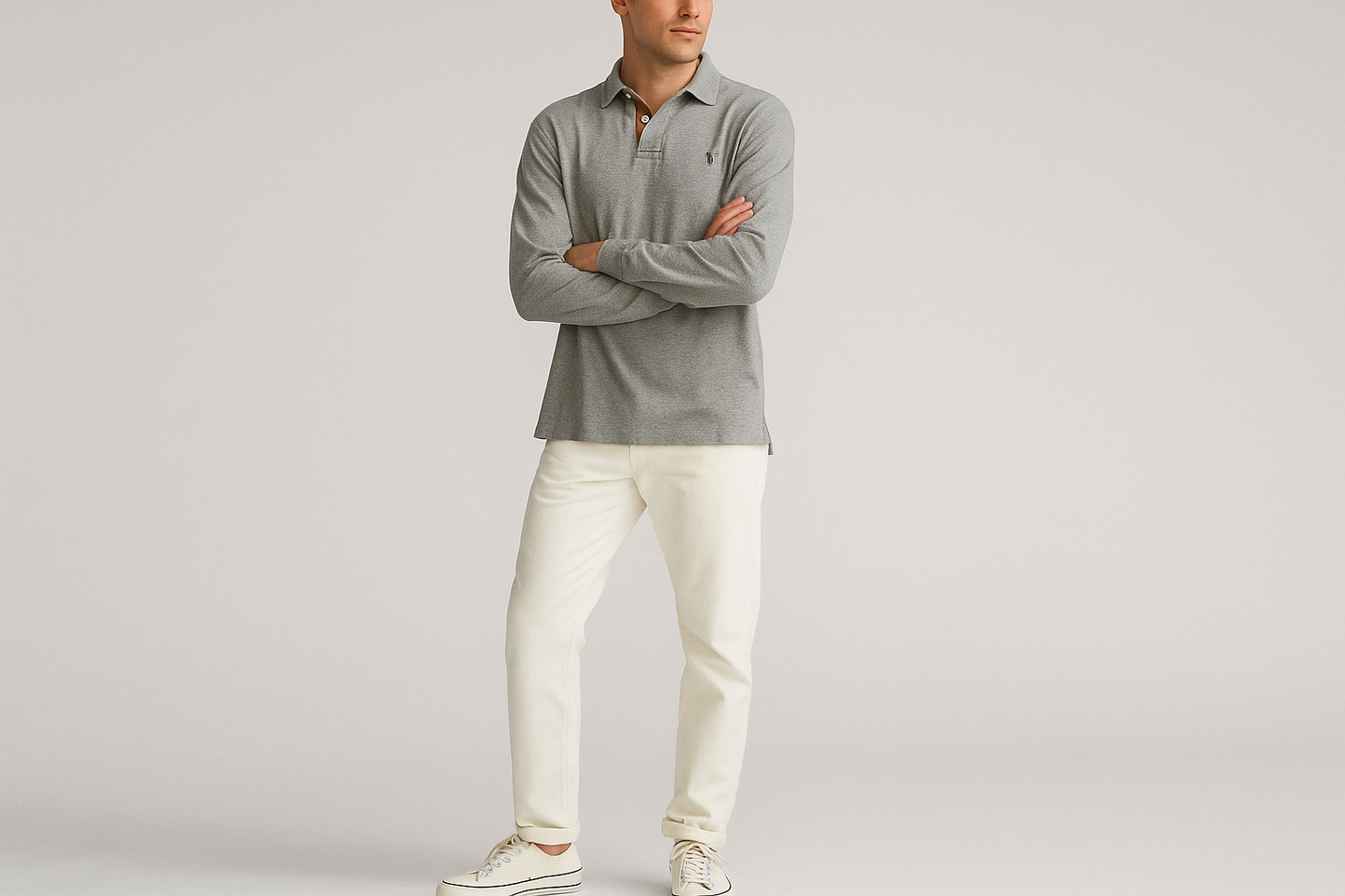 Look elegante con chinos blancos