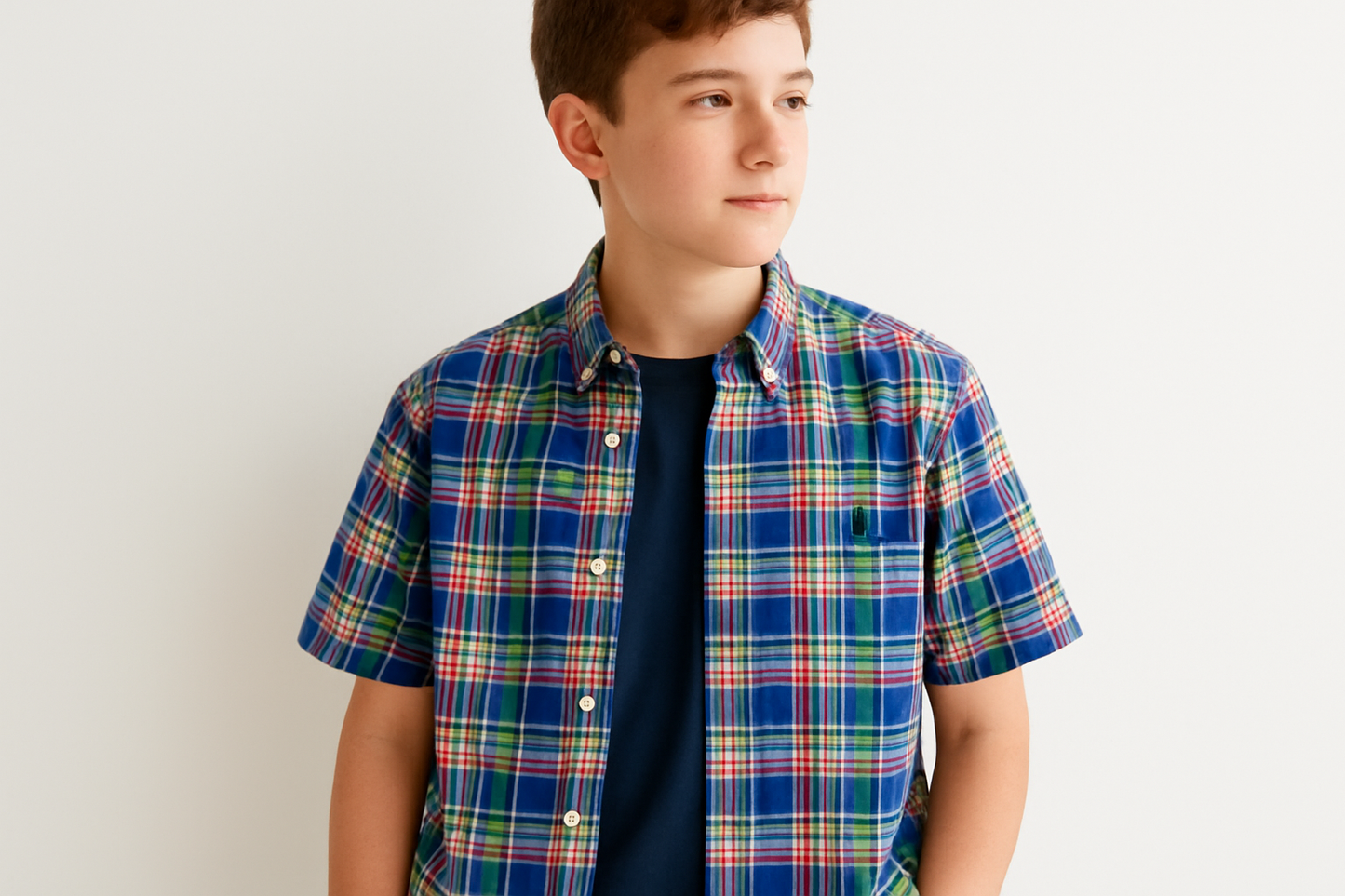 Look en capas con camiseta azul