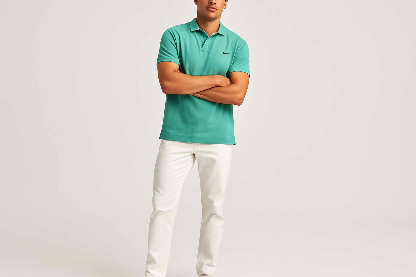 Look moderno con chinos blancos