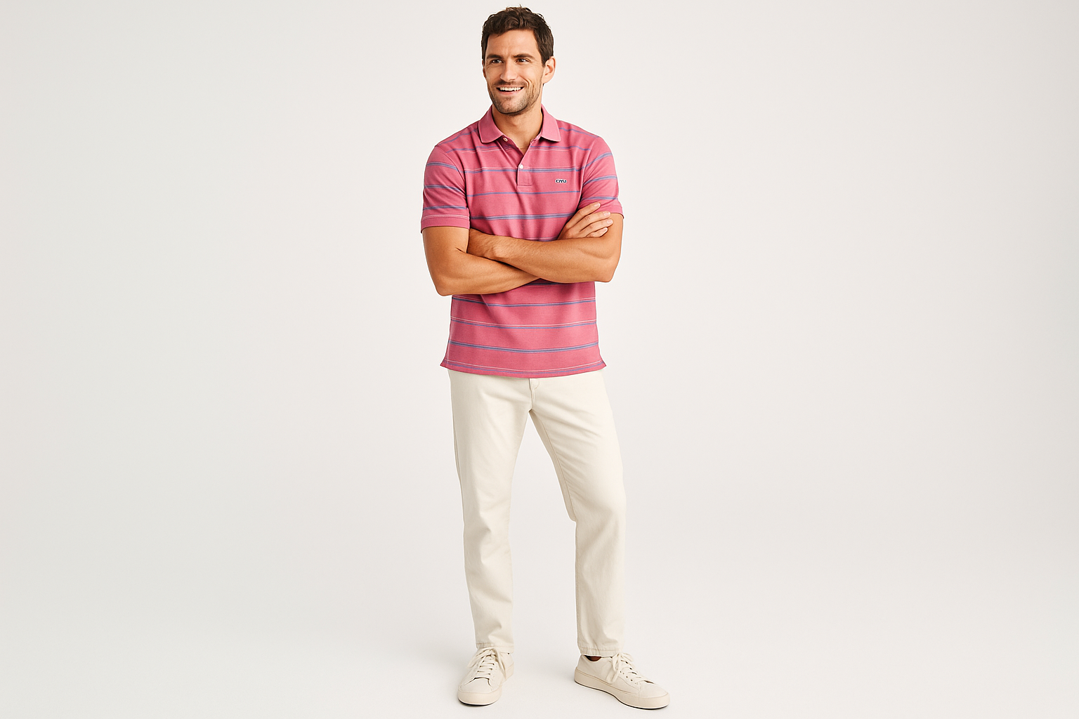 Look moderno con chinos blancos