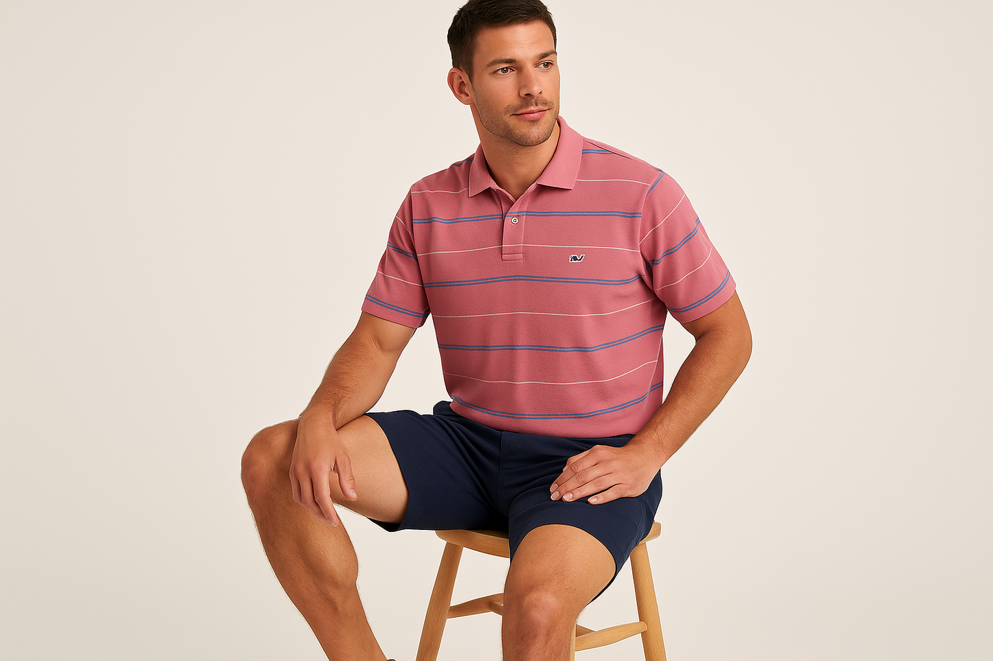 Look náutico sentado con shorts navy