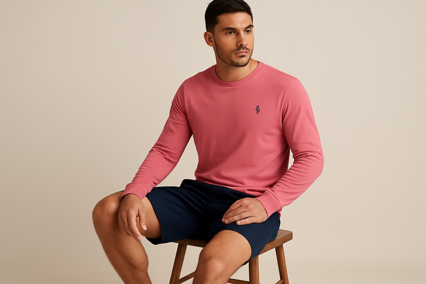 Look náutico sentado con shorts navy