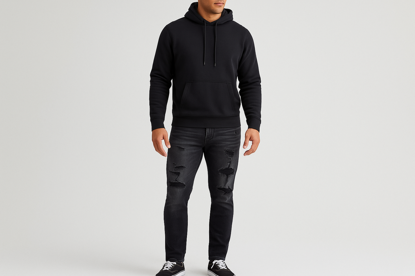 Look urbano casual con hoodie negro