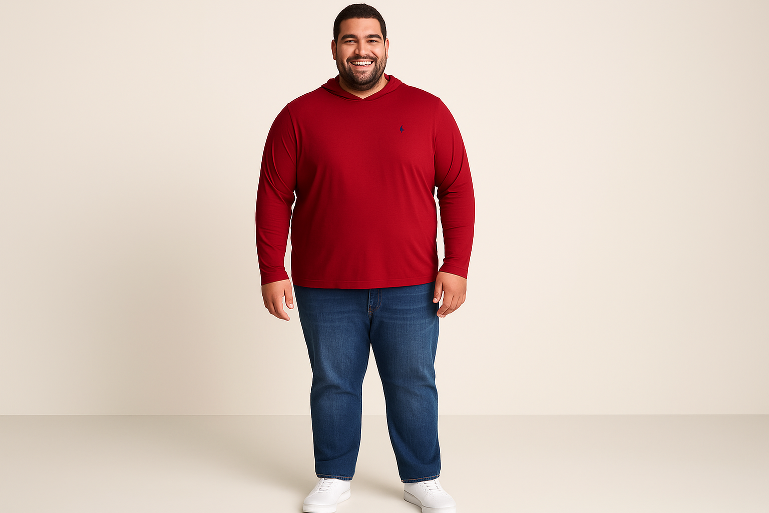 Look urbano con jeans clásicos y logo azul navy