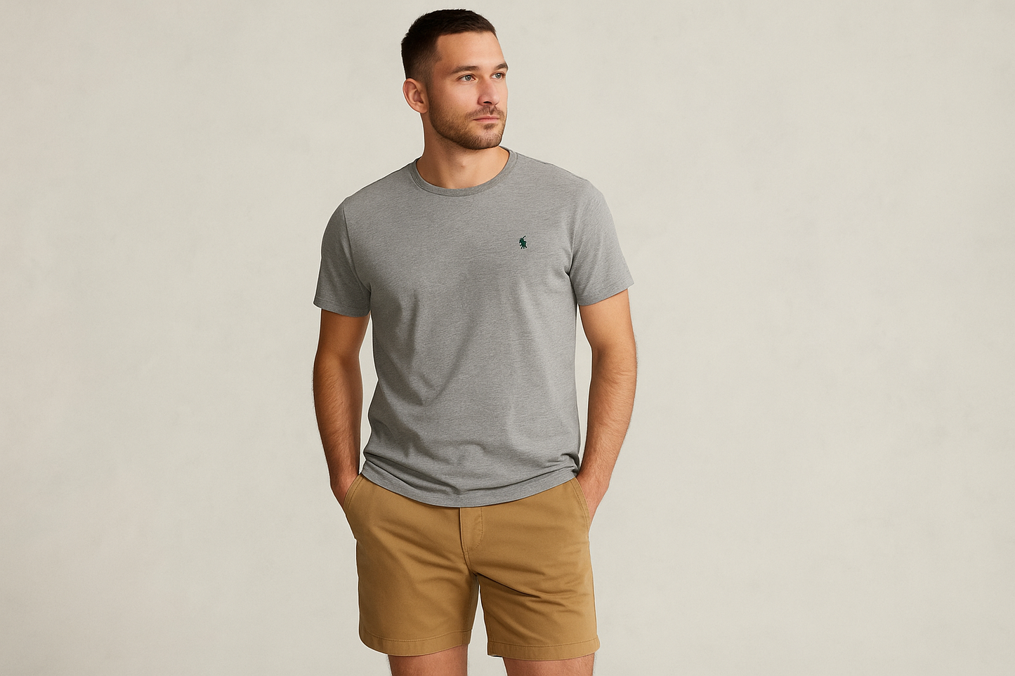 Look veraniego con shorts khaki