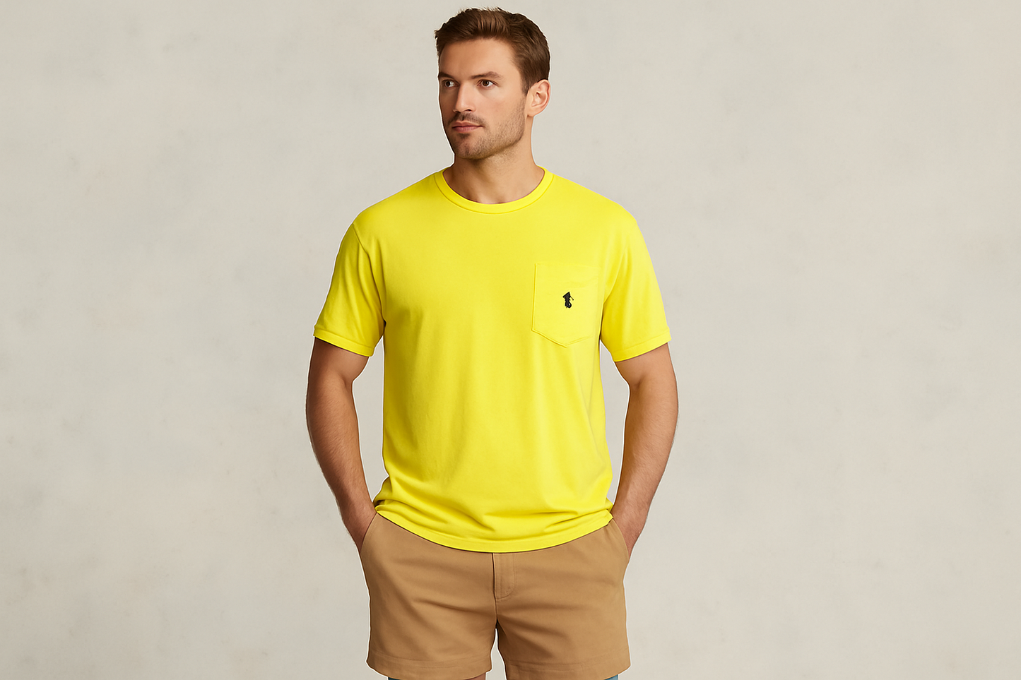 Look veraniego con shorts khaki