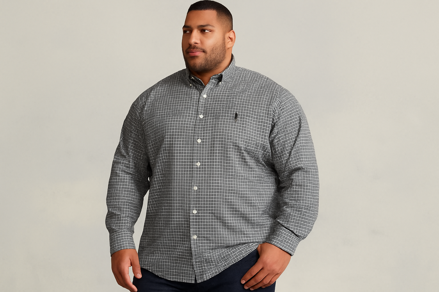 Modelo atlético 3XL con jeans