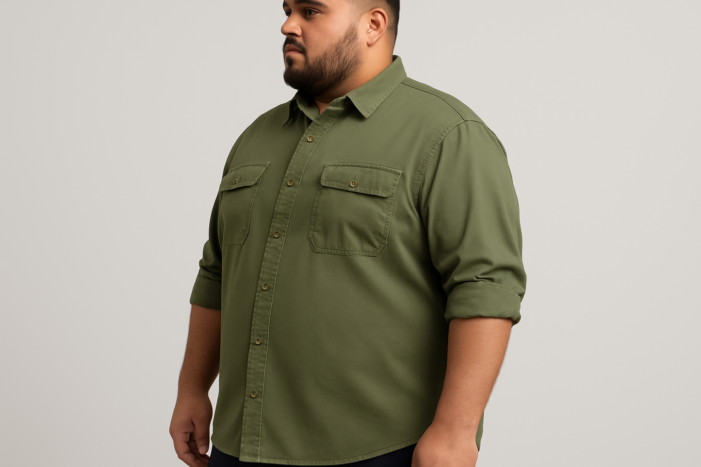 Modelo atlético 3XL - Vista lateral con mangas enrolladas