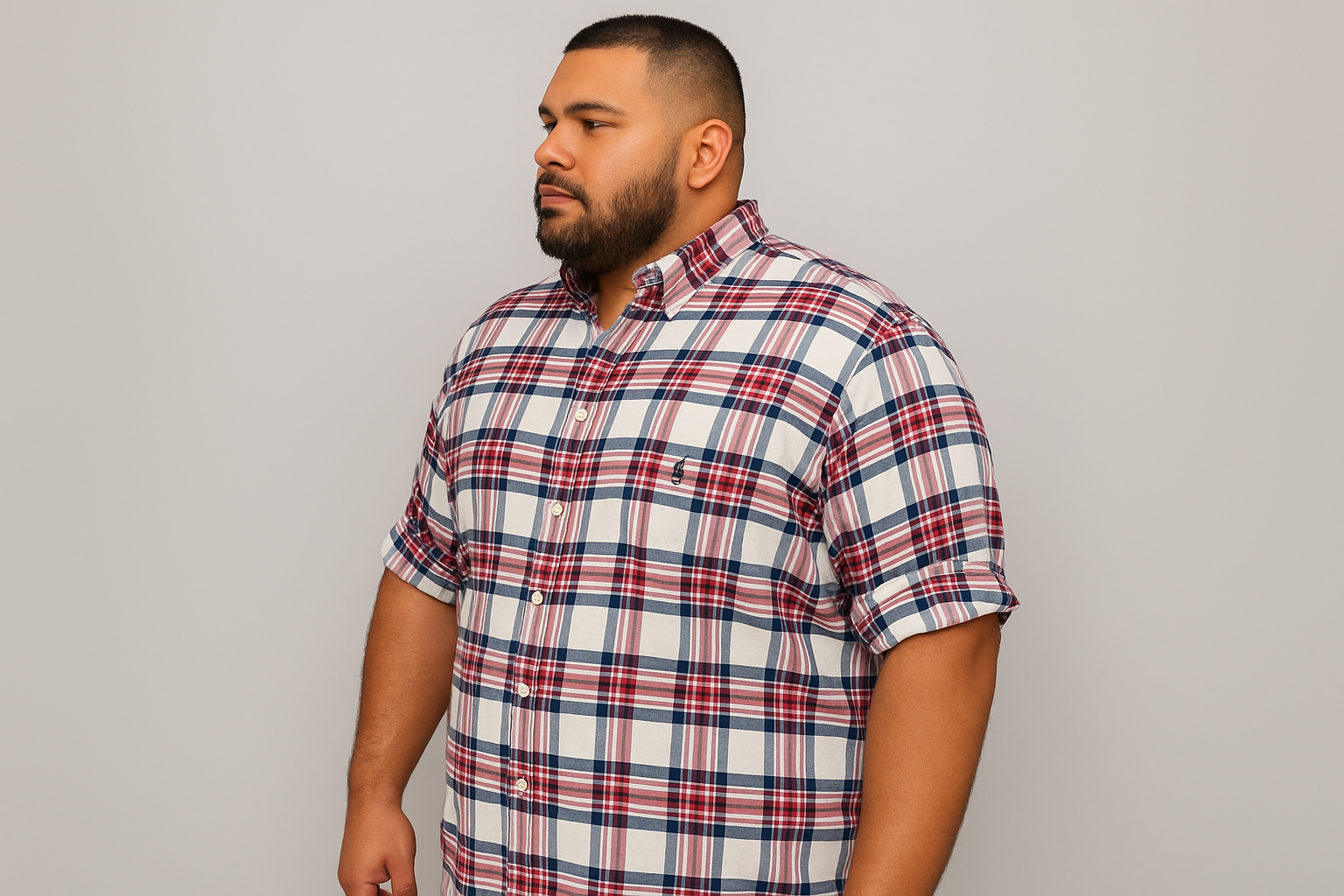 Modelo atlético 3XL - Vista lateral con mangas enrolladas
