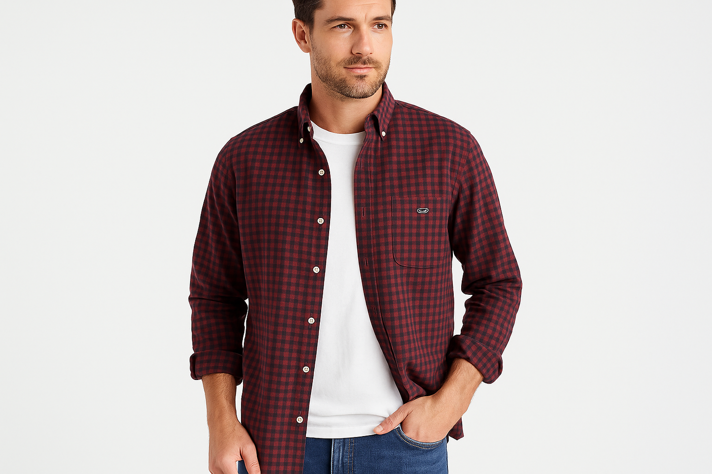 Modelo atlético - Camisa abierta sobre camiseta