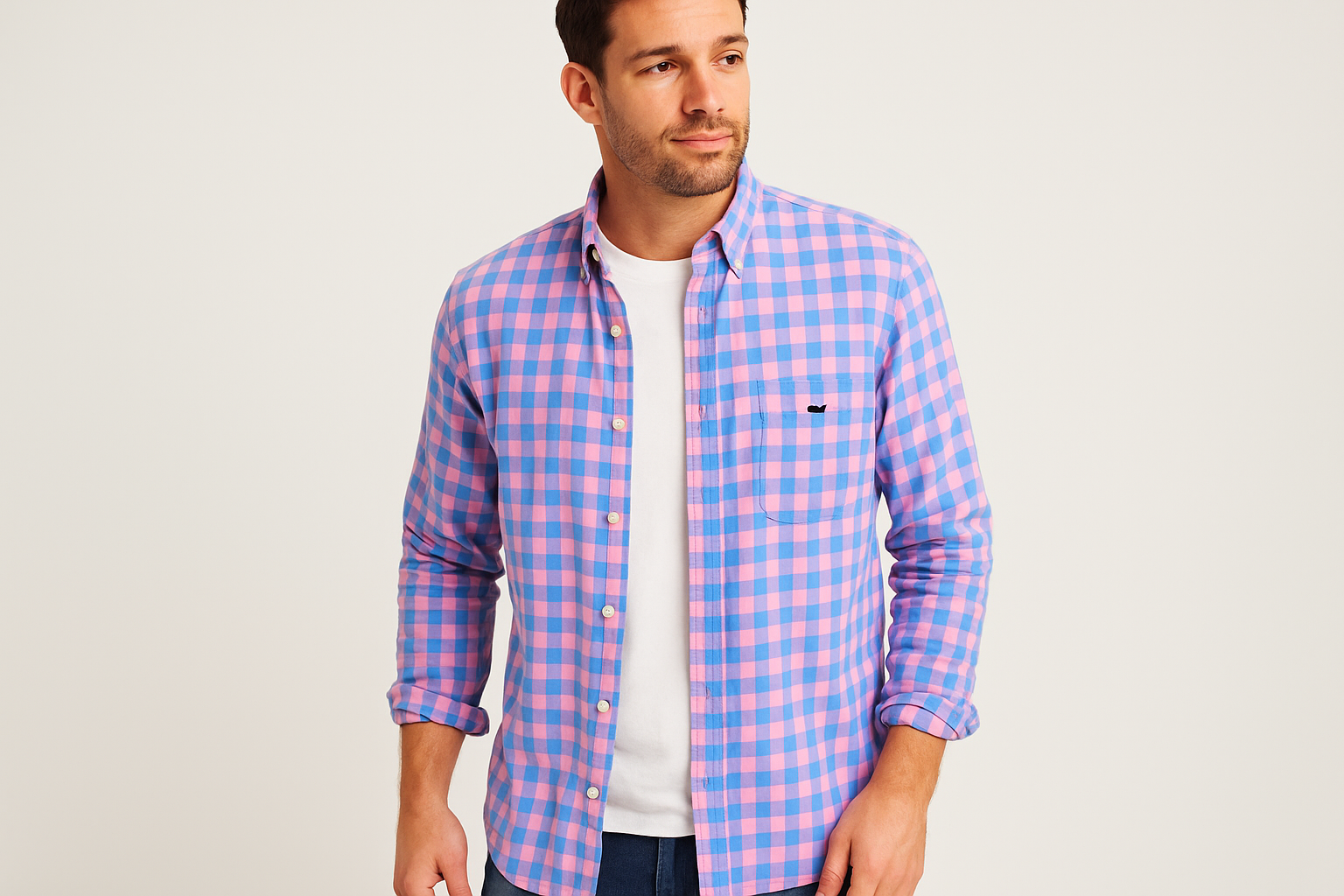 Modelo atlético - Camisa abierta sobre camiseta