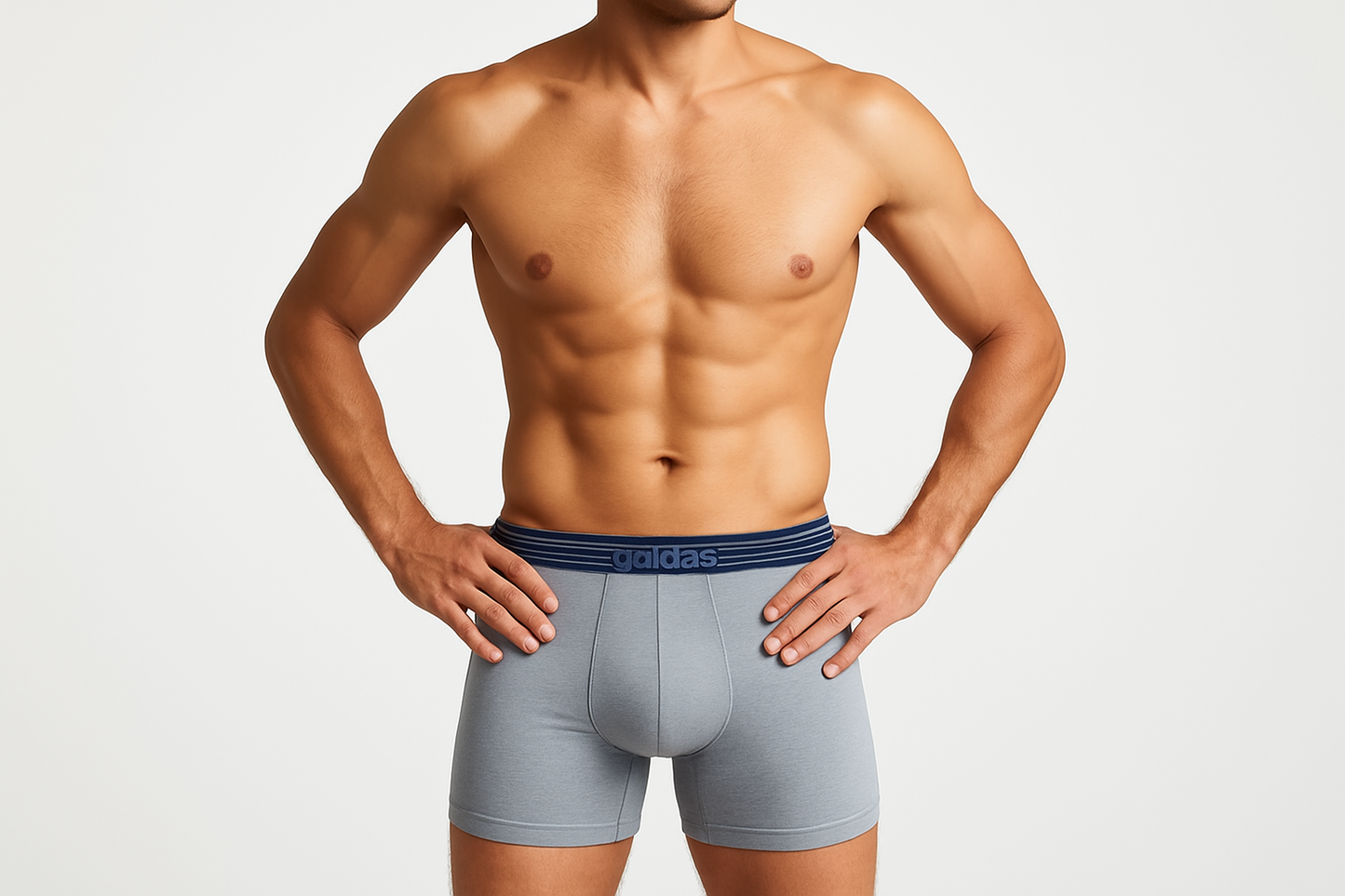 Modelo atlético con boxer gris - pose casual