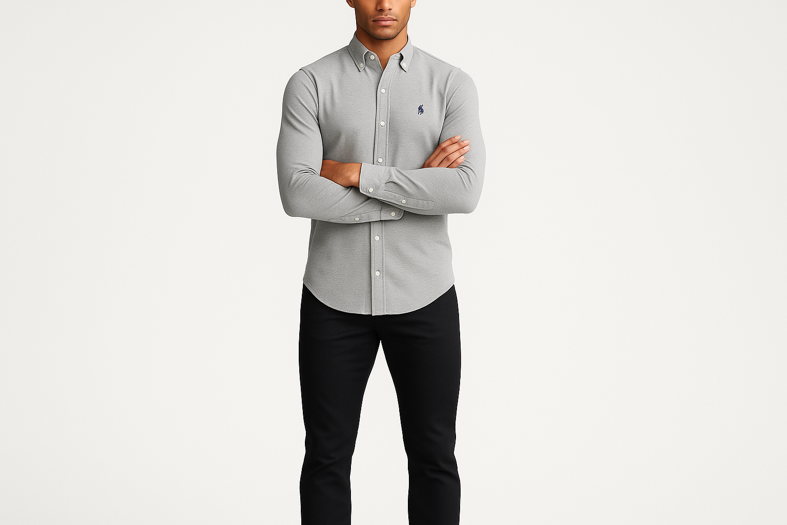 Modelo atlético con Camisa Knit Oxford gris - Brazos cruzados