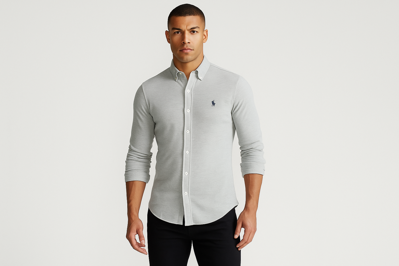 Modelo atlético con Camisa Knit Oxford gris - Pose casual