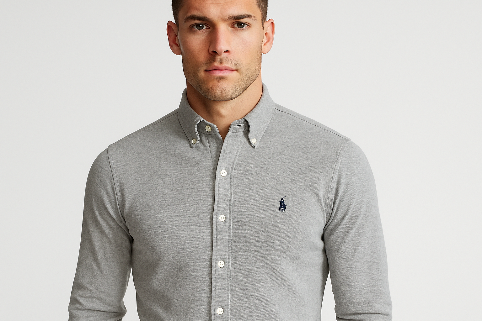 Modelo atlético con Camisa Knit Oxford gris - Pose frontal