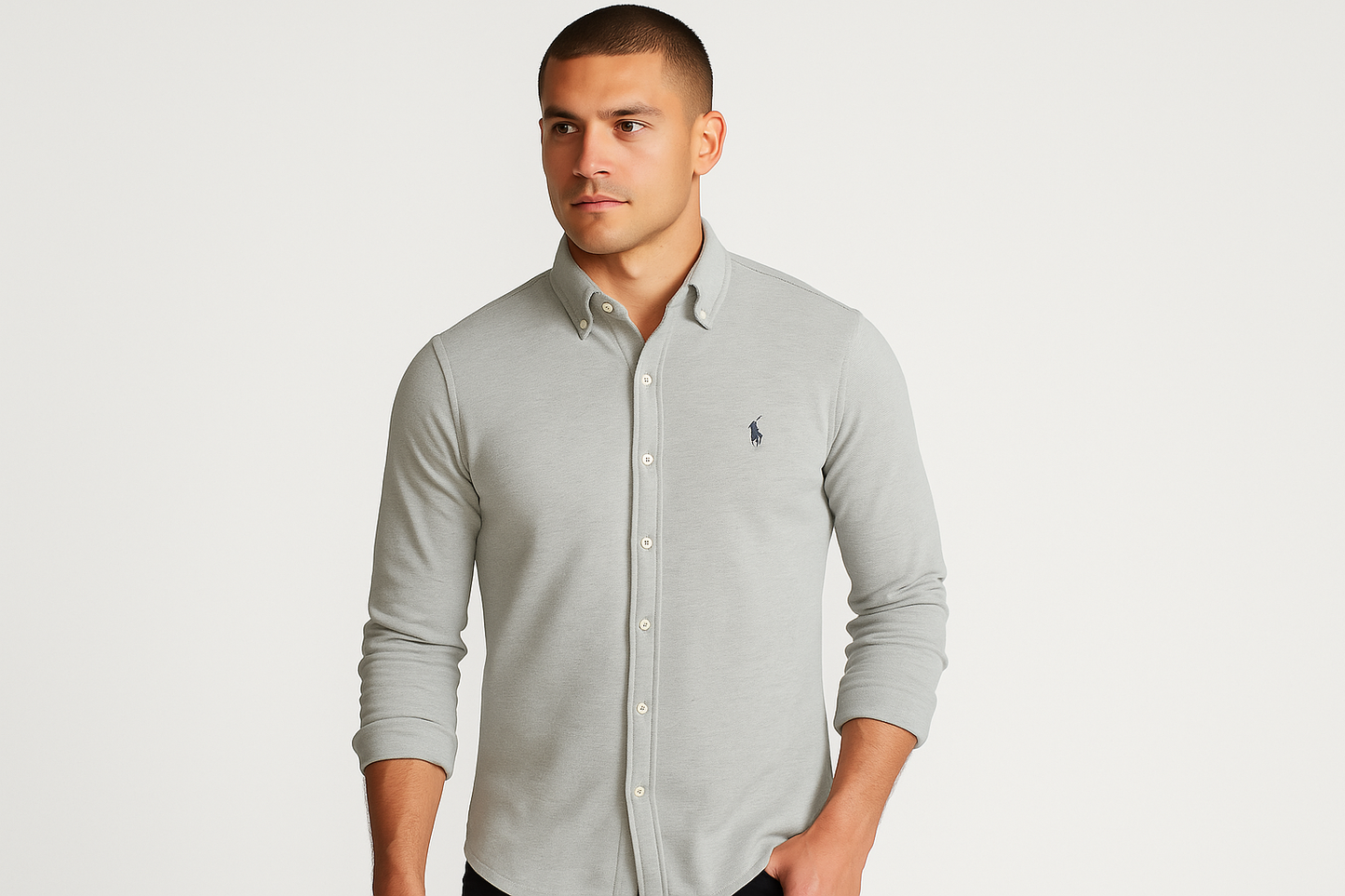 Modelo atlético con Camisa Knit Oxford gris - Pose tres cuartos