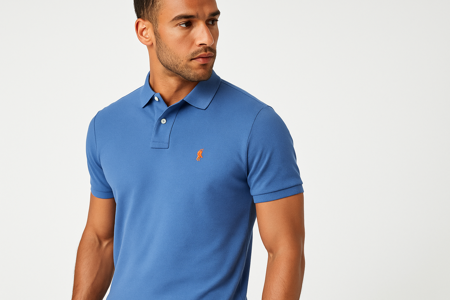Modelo atlético con Polo #50699f logo naranja - Pose lateral