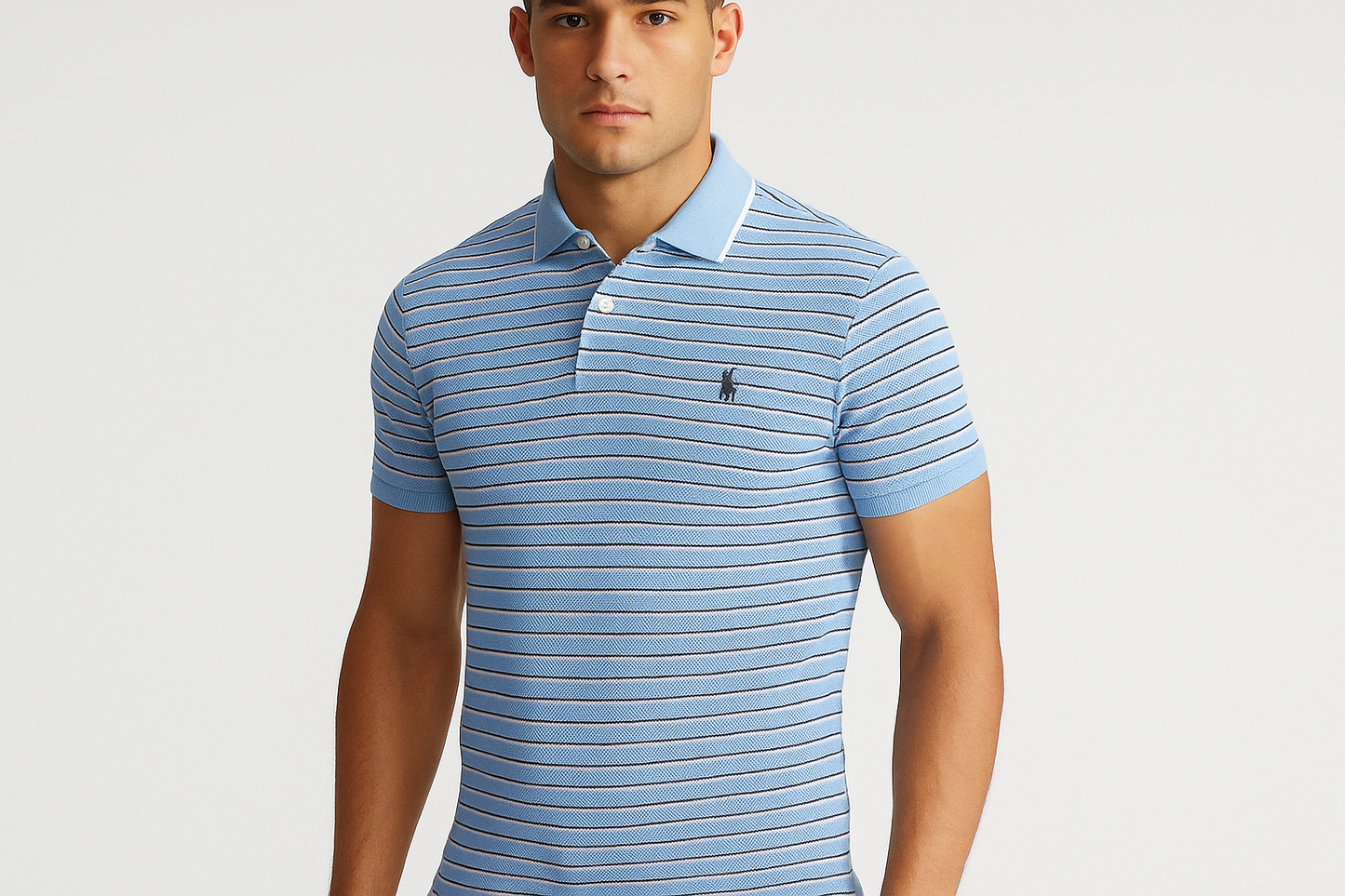 Modelo atlético con Polo celeste líneas pegadas - Pose frontal