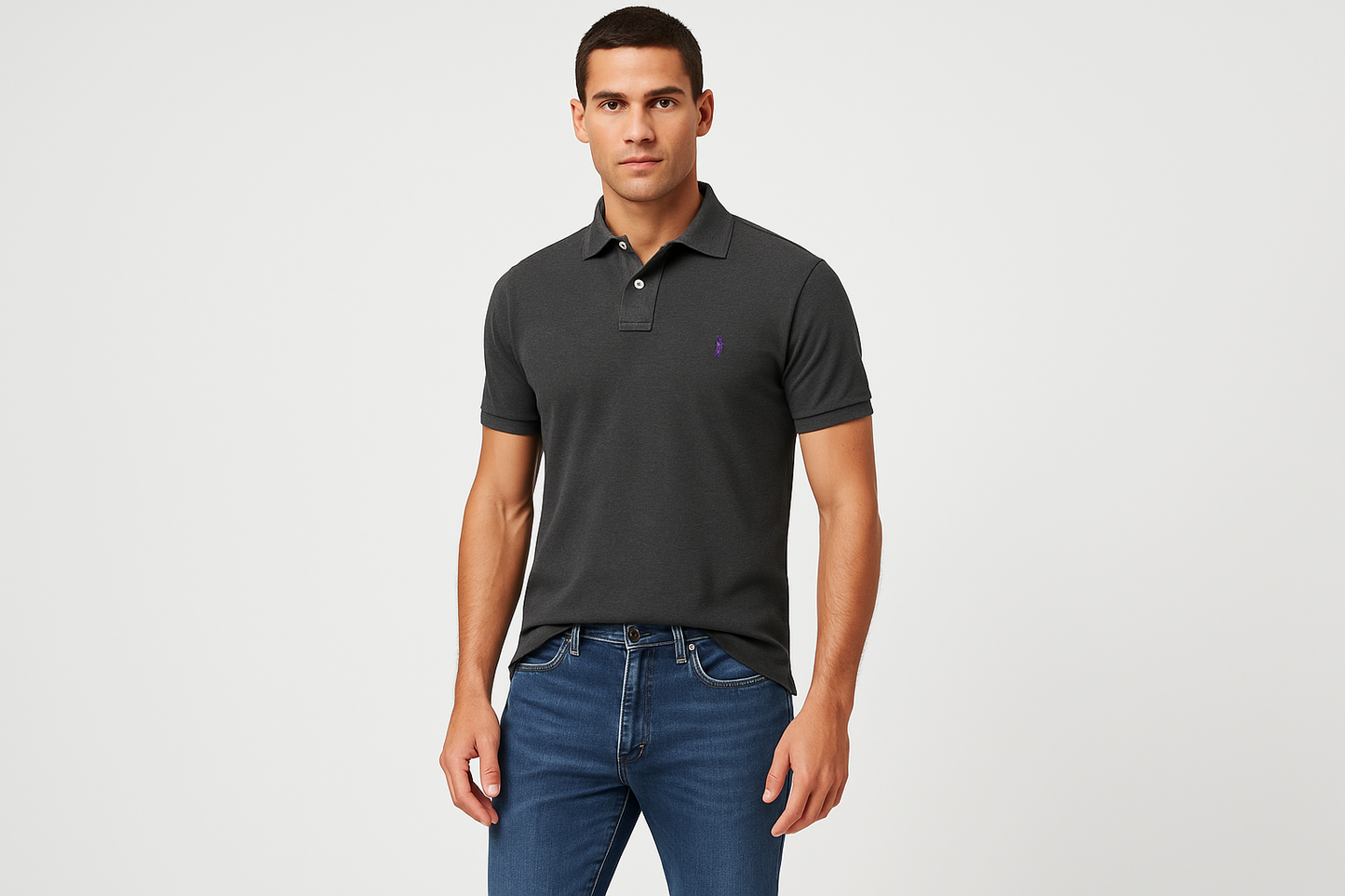 Modelo atlético con Polo Custom Fit gris oscuro logo pequeño - Pose casual