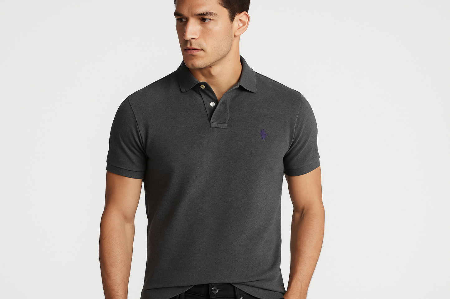 Modelo atlético con Polo Custom Fit gris oscuro logo pequeño - Pose tres cuartos