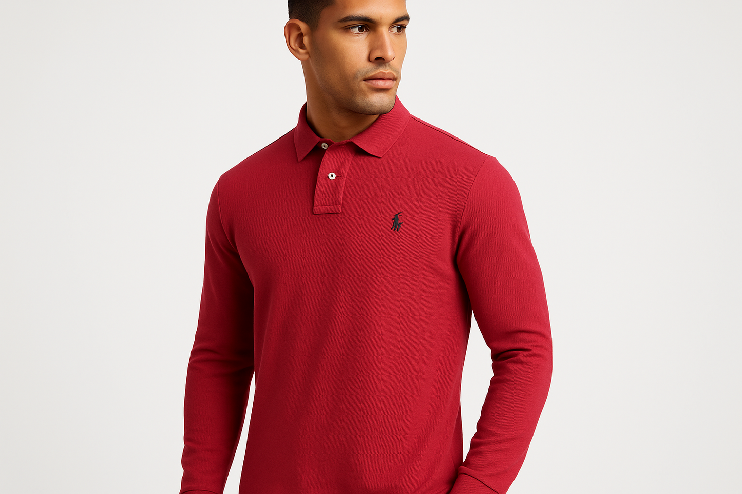 Modelo atlético con Polo manga larga #b63945 - Pose lateral