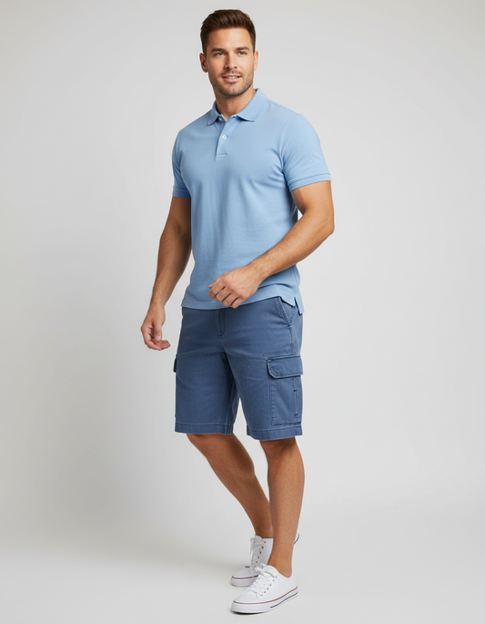Modelo atlético con polo y shorts