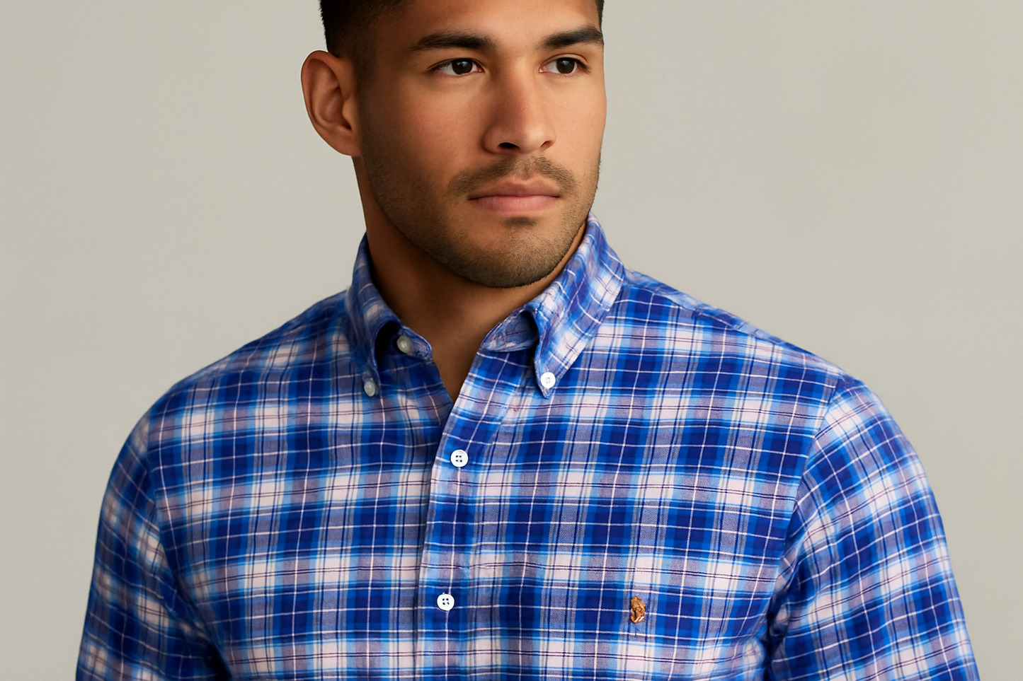 Modelo atlético - Detalle del logo dorado