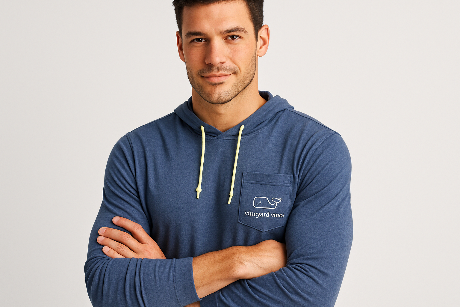 Modelo atlético en pose casual