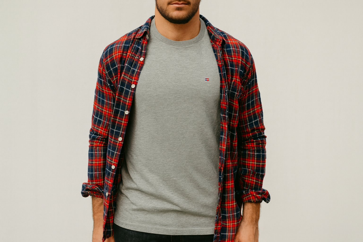 Modelo atlético - Look con camisa flannel