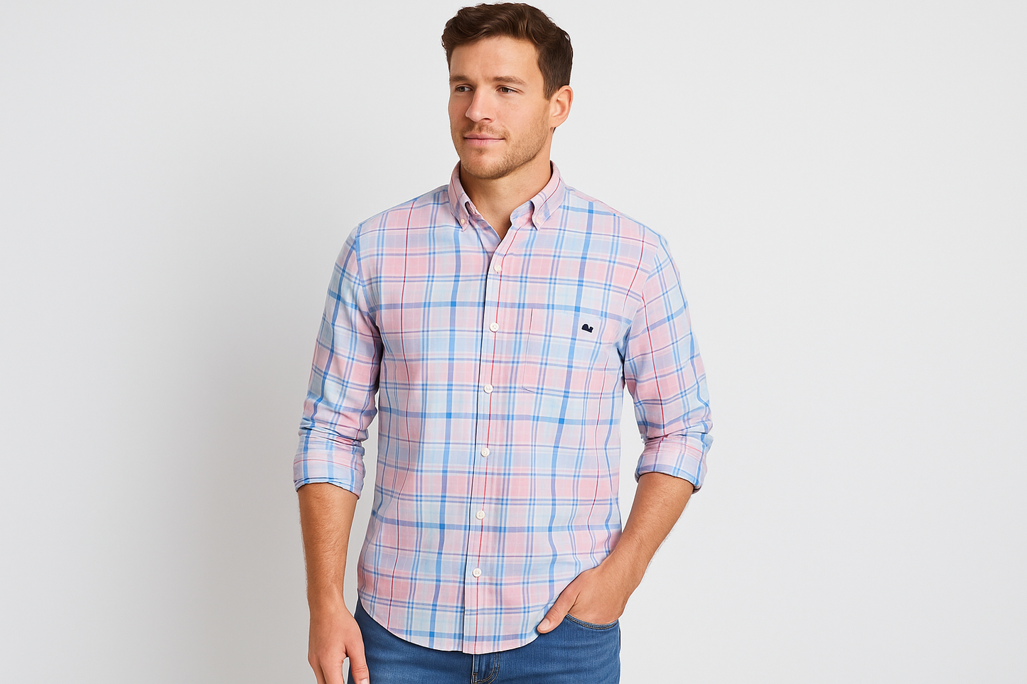 Modelo atlético - Pose casual con mangas enrolladas