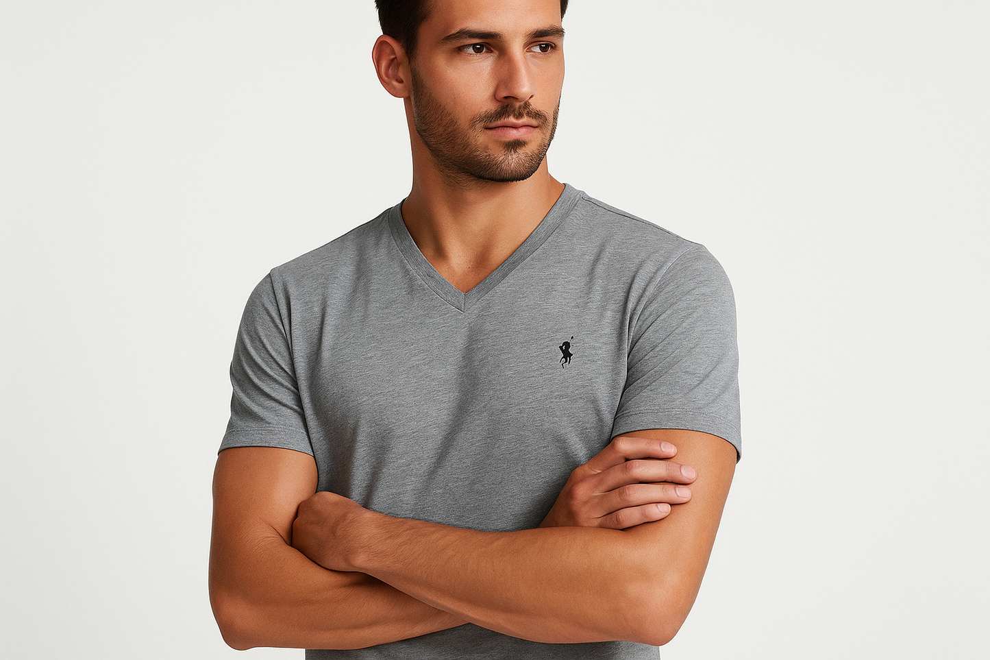 Modelo atlético - pose con brazos cruzados