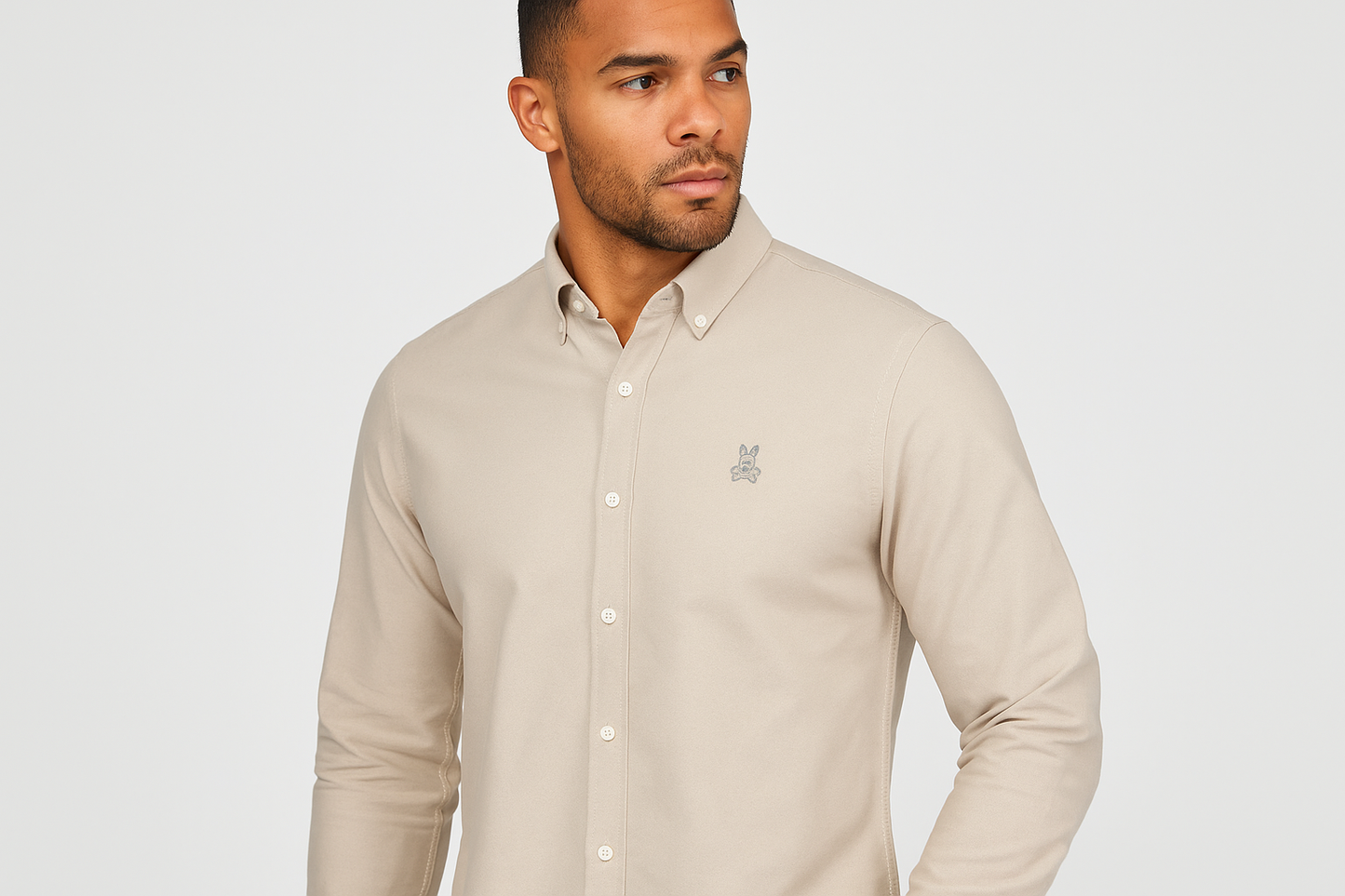 Modelo atlético Psycho Bunny Oxford kaki claro logo gris tres cuartos