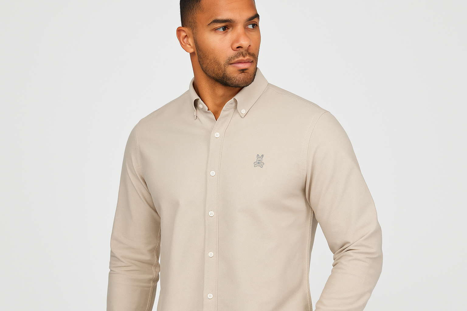 Modelo atlético Psycho Bunny Oxford kaki claro logo gris tres cuartos
