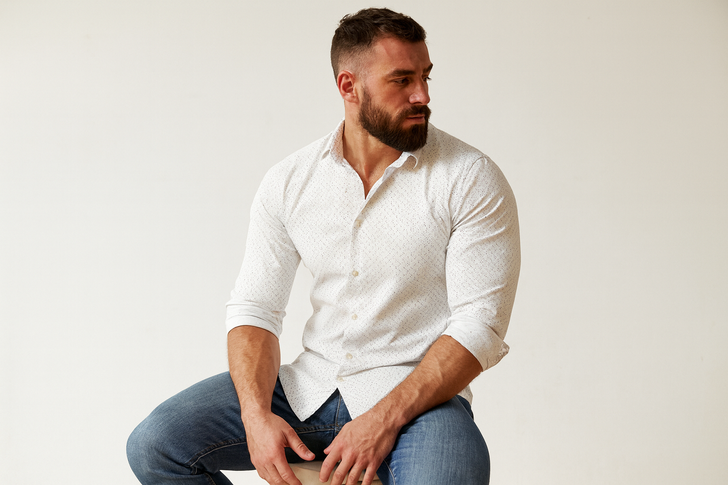 Modelo atlético sin logo - Pose sentado