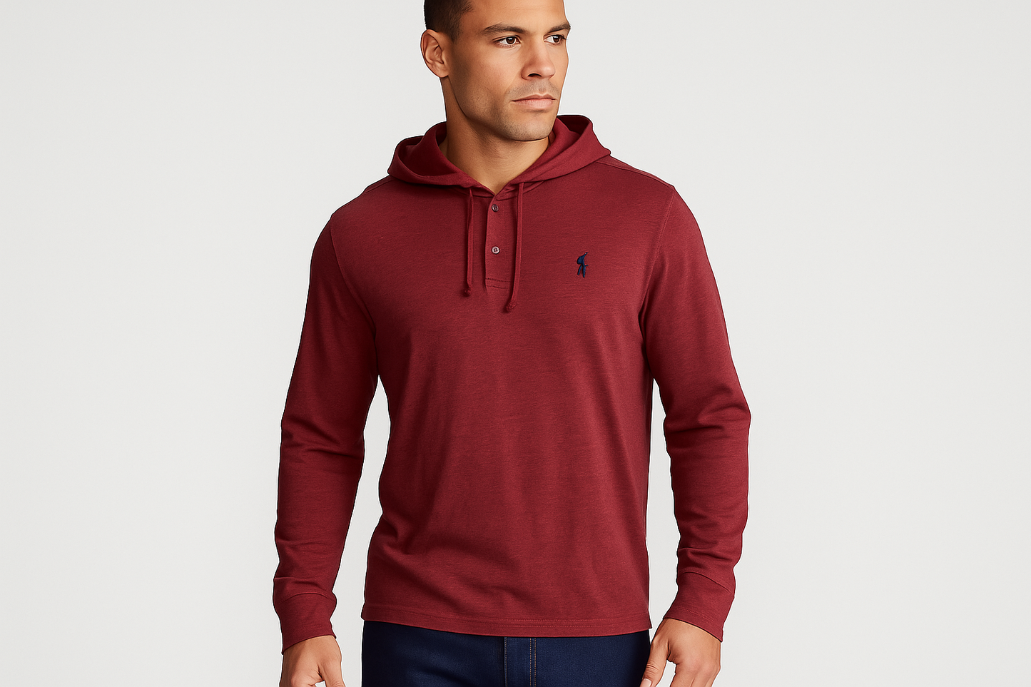 Modelo atlético vista frontal Polo Ralph Lauren con capucha