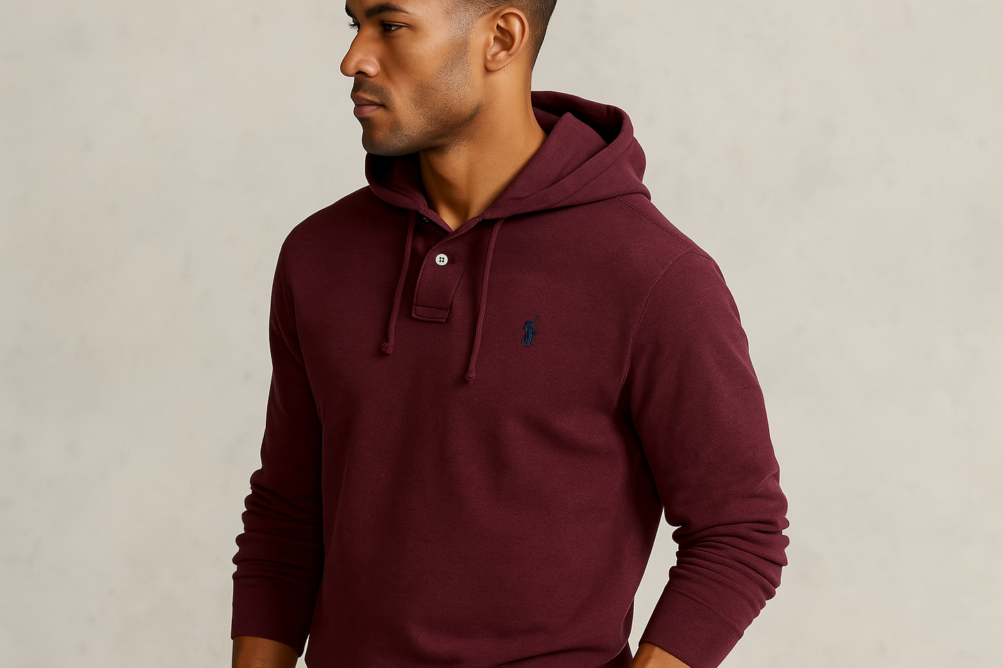 Modelo atlético vista lateral Polo Ralph Lauren con capucha