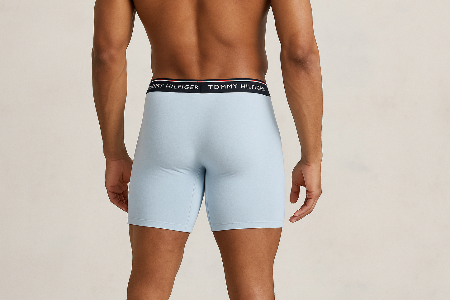 Modelo boxer azul claro vista trasera