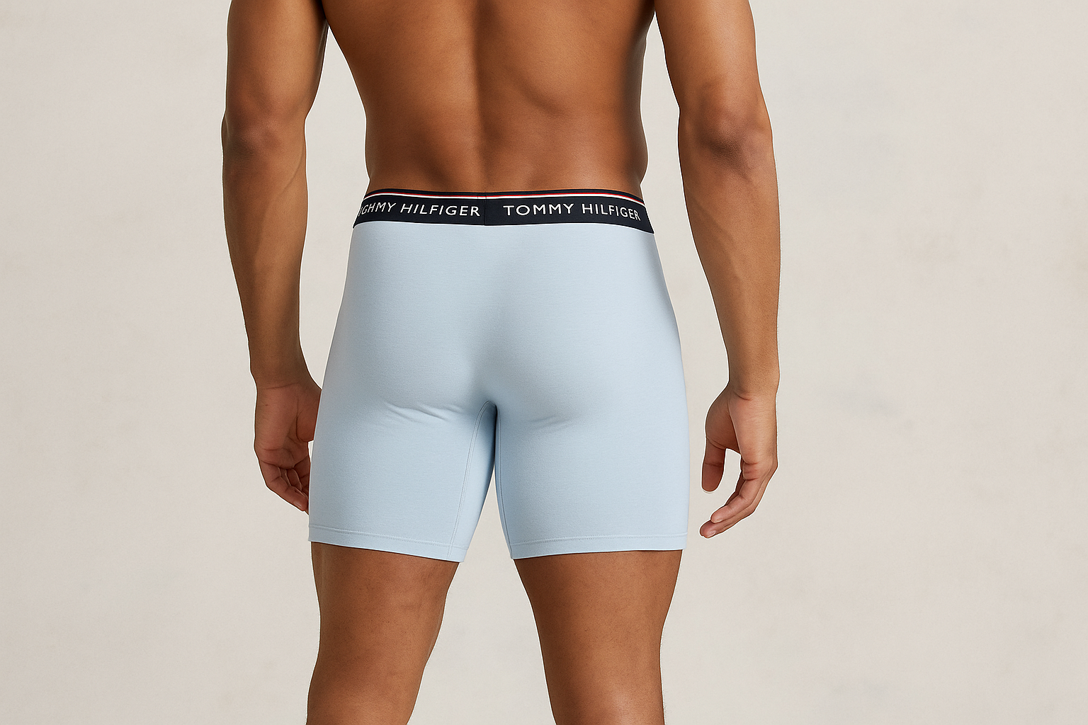 Modelo boxer azul claro vista trasera