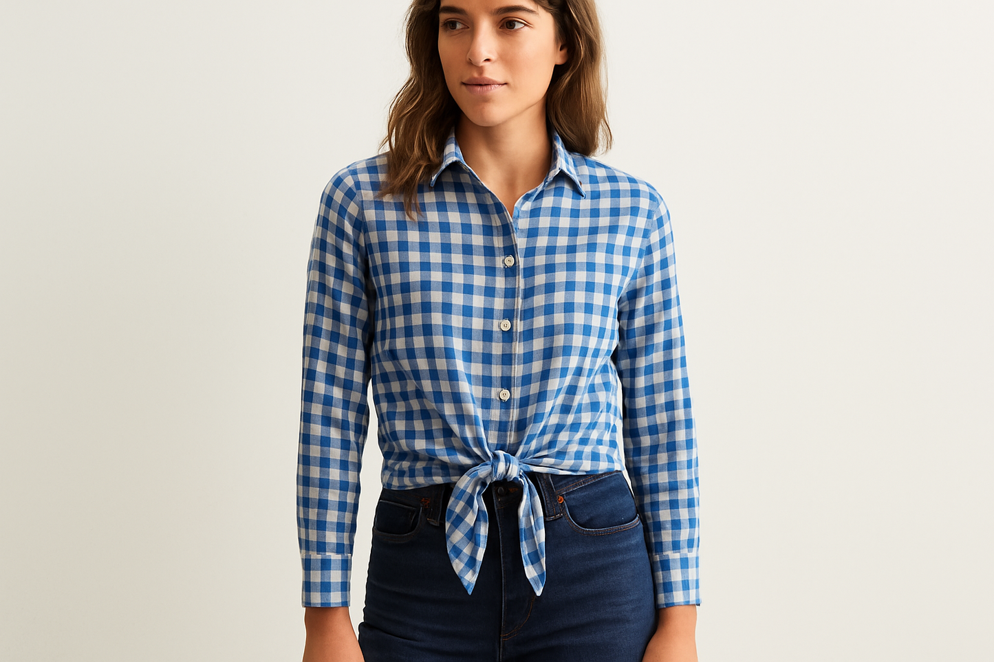 Modelo con camisa de cuadros y nudo frontal visible