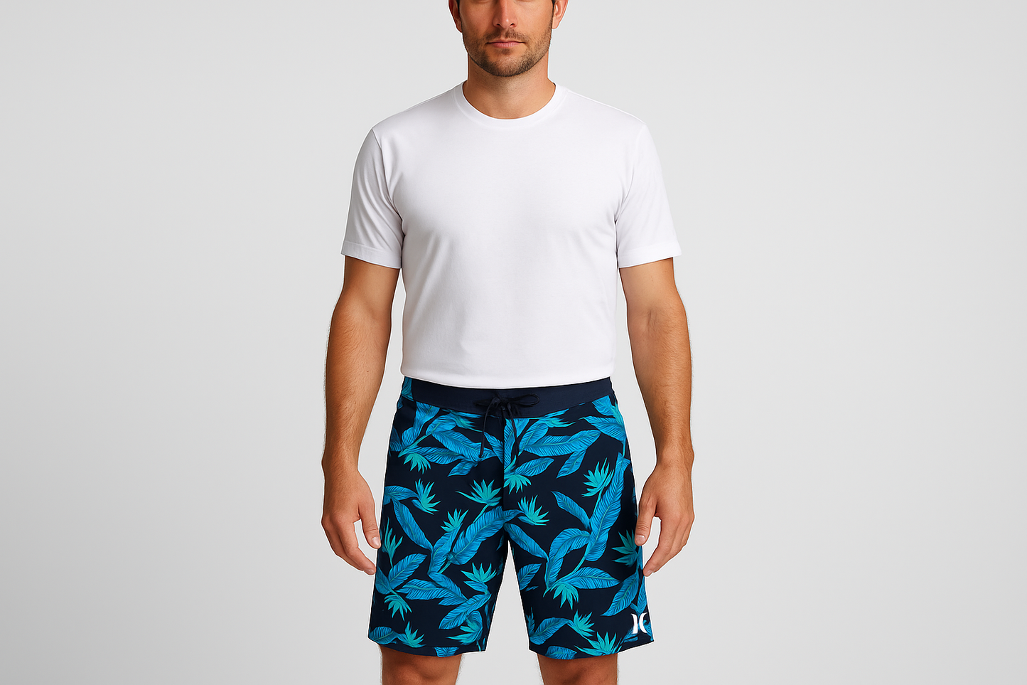 Modelo con camiseta blanca cuello redondo