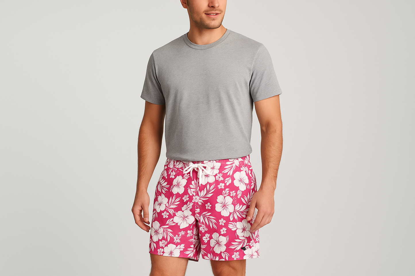 Modelo con camiseta gris cuello redondo