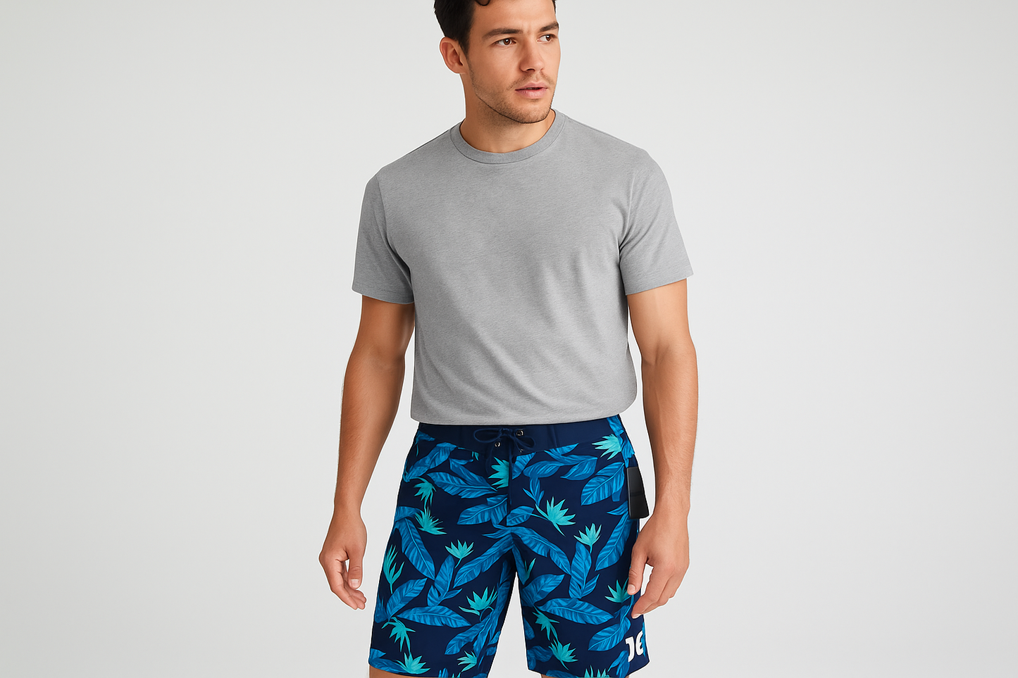 Modelo con camiseta gris cuello redondo